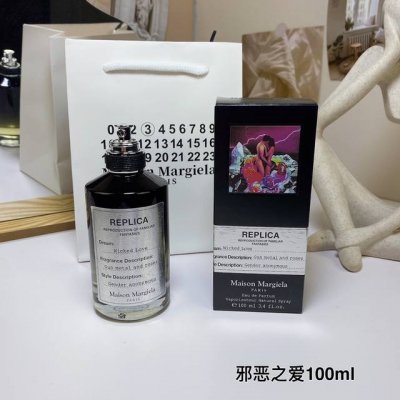 专柜品质 邪恶之爱Wickedlove,2017 马丁马吉拉香水黑瓶100Ml 香调 木质花香调 前调 青椒罗勒凤眼兰 中调 茉莉玫瑰 后调 雪松麝香香根草 属
