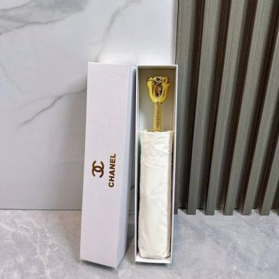 香奈儿 Chanel 三折手开款 高端玫瑰花手柄专柜夏季新款 采用加镁铝合金伞骨超轻超坚韧 很有国际范 优雅 高贵 精致的高贵风格 都融入雨伞的设计中