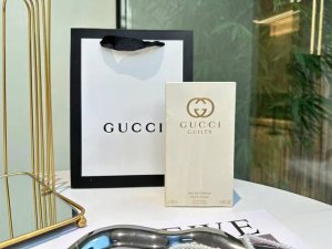 专柜品质 撩到直接封神Gucci罪爱香水 美国官网寄回Gucci 它的香气太让人上头了闻起来会有中记忆里很熟悉的味道， 让人香气多年以前的夏天，洗完澡后身上那种