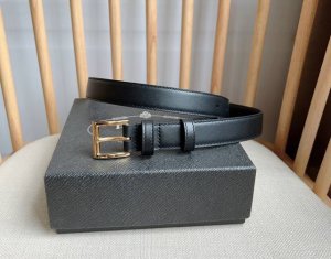 prada 普拉达 专柜最新款 这款华美的皮革腰带释放简约而精致的优雅气息 尖部的涂珐琅金属三角形徽标展现标志性元素 是prada女士成衣系列的理想配饰 宽2.