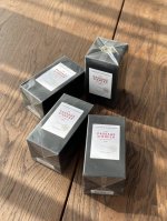 专柜品质 幽幽焚香贯穿全程，静谧悠扬，营造出一种平静柔和的氛围。 香水的名字蕴含着两种含义，第一是象征了千禧年的新旧世纪交替，第二是最早巴黎老街所在街道的名字～