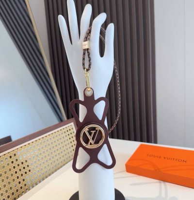 火爆时尚圈的Lv万能手机套来啦 Lv定制款蜘蛛侠手机套 硅胶材质 所有手机壳都可以用配盒子 挂绳可拆卸