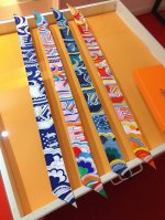 P60Phms1958专柜同步 爱马仕新款Twilly 福宝大道的彩虹 顶级斜纹真丝打造 超精细的印花 字迹非常清晰 绝对是送礼自用的首选丝带既可绕于颈间，亦可