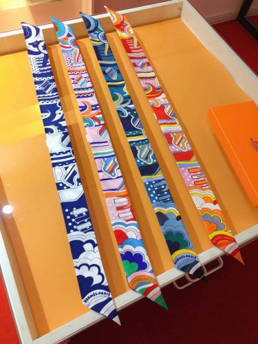 P60Phms1958专柜同步 爱马仕新款Twilly 福宝大道的彩虹 顶级斜纹真丝打造 超精细的印花 字迹非常清晰 绝对是送礼自用的首选丝带既可绕于颈间，亦可