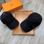 ￥ P80。H家。原版钉子扣 超A品质 最新款！时尚潮流，高端做工！每一个帽子都是用心之作！牛津材质！头层牛皮！配盒子、防尘袋、非一般的品质，细节也很重要。真皮