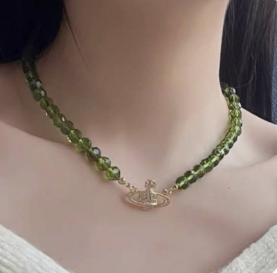 西太后 Vivienne 绿色水晶满钻土星项链 闭眼准入没错 钻镶嵌 纯王粹冠球经是典的象征 闪土耀星环勾未勒来波光转流间 开启一场未与来的崭新际遇 土上星边的