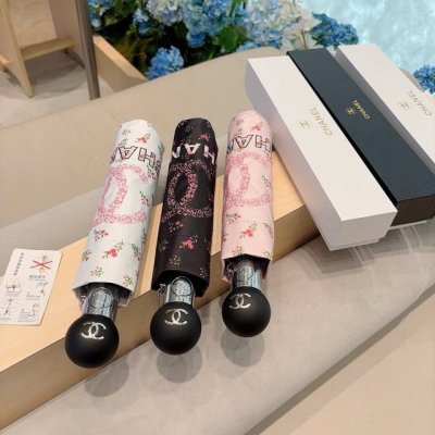 Chanel 香奈儿 三折自动折叠晴雨伞 集合香奈儿灵魂Logo为一体的设计风格高雅奢华 带在身上带来独特视觉效果 为伞而动 骄阳烈日下 有独家防晒科技 伞面选