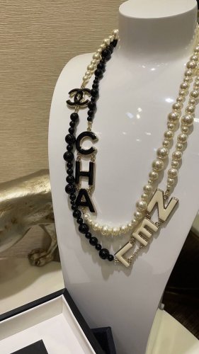 编号Xxl0832 22A新款黑白配色珐琅字母珍珠双C拼色珍珠毛衣链 白富美名媛气质标配 气场加持 优雅的黑白色系太有韵味了 质感很高级 一年四季都百搭的毛衣链