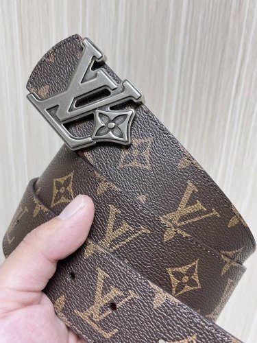 特 4.0Mm当季新款 一面一面帆布印格 一面小牛压花 搭配花朵精品扣头做工精细 质量保证