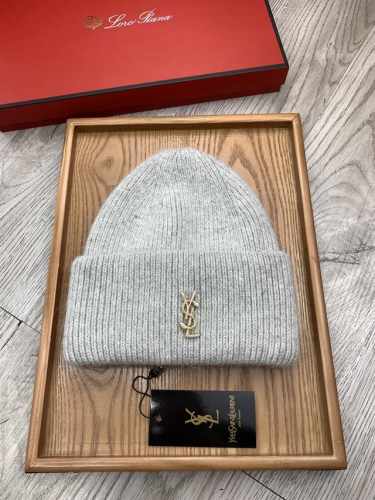 特价 。Ysl。福利！ 细毛线针织单帽 新款上架，特别实惠的一个系列帽子，面料：细毛线。密度紧致！毛线针织面料手感舒适透气性好！款式新颖别致！出街必备单品，减龄