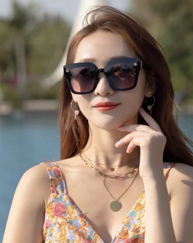 Tr偏光系列 Gucci 经典的方框设计 不挑脸型 无论搭配大衣还是连衣裙都非常显气质偏光镜片预防紫外线 型号 G2759