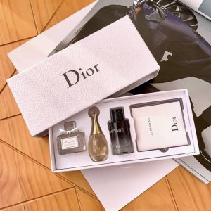 专柜品质 dior 迪奥热卖款 香水小样三件套 礼盒装 套盒内含 迪奥甜心香水小样5Ml+迪奥真我香水小样5Ml+迪奥旷野男士香水小样10Ml 精选了Dior家
