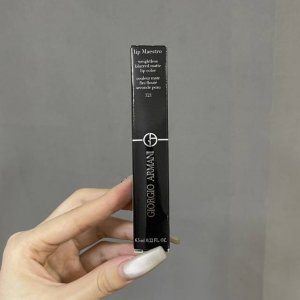 阿玛尼情人节限定唇釉实拍现货4色：321#-200#-533#-314# #321Crush 豆沙裸粉 是粉棕略带点橘的色调，涂上特别显嫩显白，特别是晕染鼻尖和