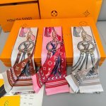 本款Mixand Straps真丝束发带从品牌备受推崇的皮具系列采撷灵感，以饰带、链条和流苏等元素构筑全新优雅印花，与经典Monogram图案交相辉映。撞色饰边