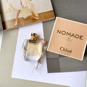 110专柜版 Chloe 克洛伊新香Nomade，新款外观非常美，香味也很赞，清新款持久浓香款Edp 容量：75Ml 因为外观神似Chloe家小猪包，所以它也被
