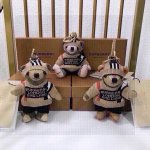元配图片原版包装 巴宝莉Burberry官网格纹羊绒Thomas泰迪毛衣款包饰与钥匙扣 独家新款上市 全国独家实拍Thomas 泰迪熊吊饰 选用柔软的格纹羊绒织