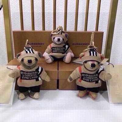 元配图片原版包装 巴宝莉Burberry官网格纹羊绒Thomas泰迪毛衣款包饰与钥匙扣 独家新款上市 全国独家实拍Thomas 泰迪熊吊饰 选用柔软的格纹羊绒织