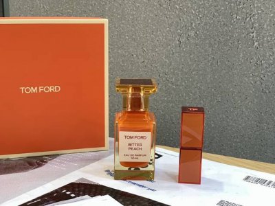 专柜品质 Tf情人节套装Tf苦桃50毫升Tf苦桃限定口红套盒！汤姆福特立足于精致、大胆的品牌美学，极富性感的冲击力。 Tf 新款桃子香水50Ml Bitter