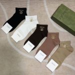 特 Gucci 古奇G家新品女款袜子 一盒五双 纯棉材质，柔软舒适透气，罗口烫金经典品牌全称Logo双G标志，炒鸡Nice，专柜同步袜子大牌出街，潮人必备超好搭