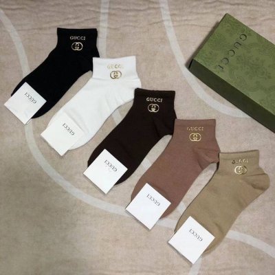 特 Gucci 古奇G家新品女款袜子 一盒五双 纯棉材质，柔软舒适透气，罗口烫金经典品牌全称Logo双G标志，炒鸡Nice，专柜同步袜子大牌出街，潮人必备超好搭