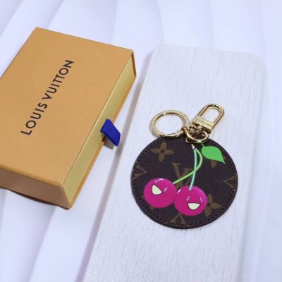 lv 圣诞系列，圆牌钥匙扣 Illustre Xmas Seoul 包饰与钥匙扣讲述品牌吉祥物的韩国之旅。