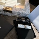 Chanel 菱格纹树脂发夹 香奈儿是最懂女人的饰物。那些倾注了全部心血去做自己的女人，精致女孩 绝美收藏