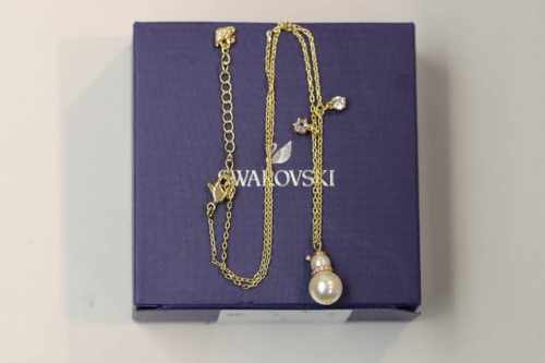 速抢年末惊喜特价 Swarovski 金色雪人珍珠 锁骨项链 高品质！配如图全套包装！全国！ 均自家实图拍摄，活动产品数量有限，售完即止！