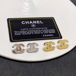 小香奈儿Chanel新款中古亮面耳钉耳环 每一个细节做工非常精细 这款设计非常美轮美奂这款真的超级美超级仙 精致小姐姐必备
