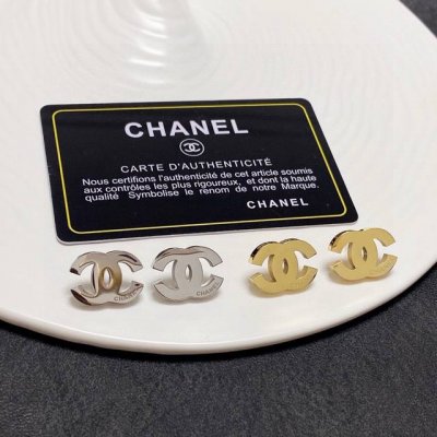 小香奈儿Chanel新款中古亮面耳钉耳环 每一个细节做工非常精细 这款设计非常美轮美奂这款真的超级美超级仙 精致小姐姐必备