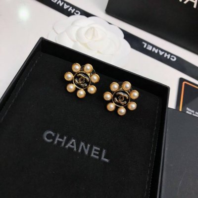 Chanel香奈儿耳钉 热销款 市面最高版本专柜1:1款式开模 925纯银针 专柜原版同黄铜材质！小香经典Logo镶钻香奈儿耳吊 女神必备 超级显脸瘦耳钉