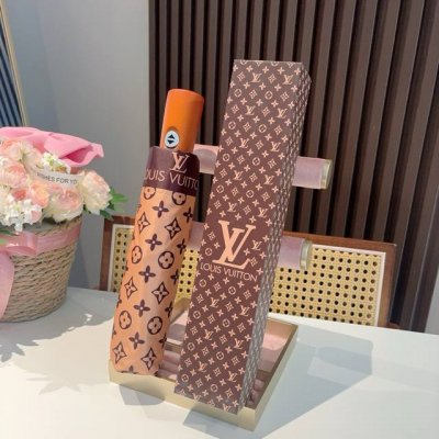 70 Louis Vuitton （路易威登）2025新款 经典字母 三折自动折叠晴雨伞 新涂层技术深色伞面 拥有令人惊喜的遮光效果！2色