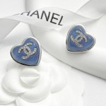 【今日新款】编码E3021 P70 香奈儿耳钉热销爆上新 chan 25P 蓝色爱心琉璃双C耳钉 爱心部分浅浅的蓝色，琉璃的珠光感～像猫眼石一样透着细闪，冰冰透