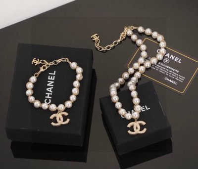 最新款Chanel 香奈儿双C珍珠手链项链 非常好看 精致大方 好不好品质说话 全部都实拍 图片全程无ps 不弄虚作假 我家的香奈儿拿过的都知道品质的 零售后零