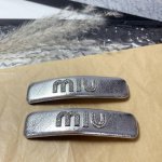 Miumiu缪缪 Miumiu发夹 钻钻 Logo边夹刘海夹压夹日常精致小单品 气质百搭小仙女必入单品 宝藏款 闭眼入推荐款 一对