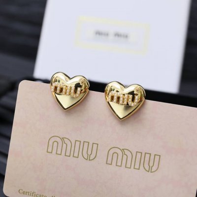 Miumiu 缪缪 爱心珍珠耳钉 轻奢小众风格耳环 简约字母 设计感 美感十足 造型设计 精致时尚