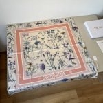 dior新款真丝方巾 花卉系列 生机盎然 这款方巾饰以Dior Herbarium图案印花，致敬 Dior先生对植物的热爱。从Dior档案汲取灵感，彰显生动美丽