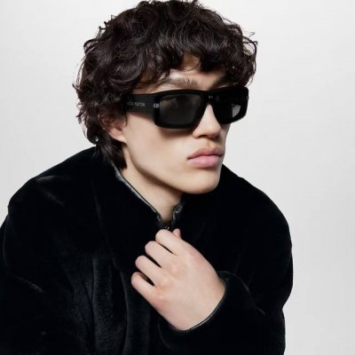 Louis Vuitton 滑雪系列推出 Lv Speed Mask太阳眼镜 以遮面式镜架彰显硬朗风范.高清镜片便于应对户外不同的光照强度~~ 男女通用