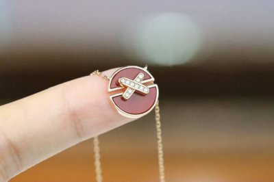 热销款 自家实拍 图片包装+50 Chaumet 尚美 圆缘 圆形红玛瑙交叉项链 尚美巴黎的项圆缘链，小号交叉圆形项 “美满圆缘，缘满如愿”的美好寓意，高级宝珠