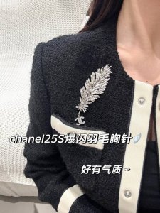 250092 我们出品 预售6月头出货 Zp10270量大咨询客Fu 香羽毛吊双C胸针 25夏季最新款绝美系列 即将出货 老规矩先到先得 羽毛设计太高级了 非常