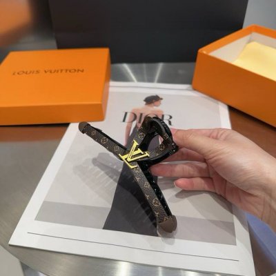 配包装盒 louis Vuitton 路易威登 驴家新品抓夹 经典Lv标志 简单大气 特别吸睛 超火爆小单品