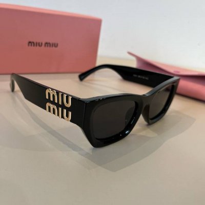 缪缪Miumiu太阳镜 黑色+金色Logo永远都是最完美的搭配。旅游拍拍拍一定要有的夏天墨镜