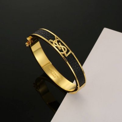 圣罗兰Ysl 牛皮手镯经典奢侈 时尚百搭 犹如酒会礼服一般 绚烂多姿 经典 最具个性魅力象征永远的不变的情怀 代表着经典和永恒 秉承圣罗兰的传统 特别的闪~手镯