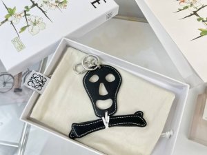 新品 罗意威Loewe 皮质钥匙扣 挂件 车钥匙扣 Skulls Charm系列 骷髅头挂件出货 采用进口小牛皮多色搭配，外配钥匙圈，可挂于包包，其萌趣、可爱的