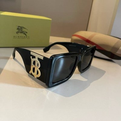 burberry巴宝莉 太阳镜 真是爱了爱了 上脸那气场拿捏的死死,巨显脸小 眼镜大单一点也不重 镜腿幅度设计的刚刚好 佩戴轻盈舒适