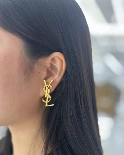 Ysl 圣罗兰 耳钉 原装黄铜材质 Yves Saint Laurent 创立于1961年 优雅抽象大胆别致的设计风格使它成为奢华时尚界著名的品牌之一。引领精致