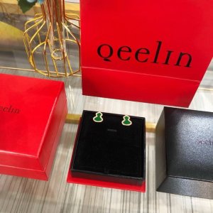 p价 qeeli*麒麟满钻绿翡翠葫芦耳钉 这款耳环我们采用独家材质 钻石全部选用进口施华洛世奇钻 镶嵌方式采用和Zp一致的手工镶嵌 这样成本虽然高了许多 但是真