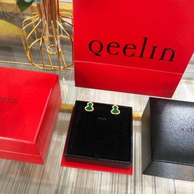 p价 qeeli*麒麟满钻绿翡翠葫芦耳钉 这款耳环我们采用独家材质 钻石全部选用进口施华洛世奇钻 镶嵌方式采用和Zp一致的手工镶嵌 这样成本虽然高了许多 但是真