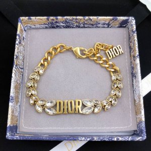 编号Dsl0087 火爆 Dior 迪奥Dior马眼系列叶子 手链钻石 本年度最流行没有之一 经典不过时 日常佩戴均可 正品一致材质 原版施华洛世奇水晶 实物美