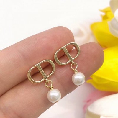 p50编号Ded0203 迪奥Dior 原单新品 Cd吊珍珠光面耳钉 高端品质，专柜1:1开模，专柜原版同黄铜材质！高级925银针防过敏处理， Cnc精雕刻，细