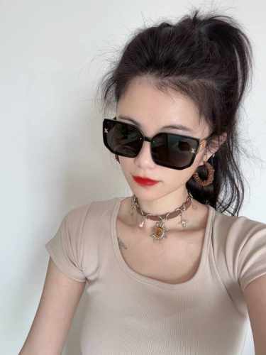 Lv 2025新款女士方框太阳眼镜 开车墨镜 新款太阳镜 时尚大方 舒适轻盈 精致奢华 超轻 型号 L8130